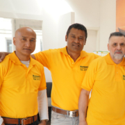 Inhaber Dinesh Pradhan (Mitte) mit Pizzabäcker Nabaraj (l.) und Fahrer Chan (r.),