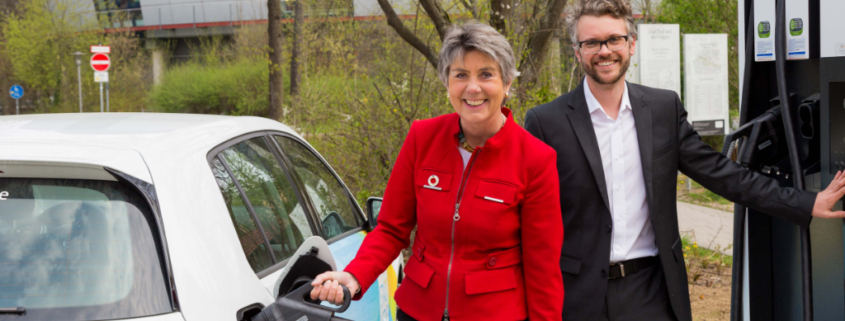 Oberbürgermeisterin Brigitte Merk-Erbe und Stadtwerke-Sprecher Jan Koch nehmen die Schnell-Ladesäule neben dem Parkplatz Am Sendelbach in Betrieb.