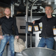 Barista Simon Bayer und Geschäftsführer Thomas Wenk von der Crazy Sheep Kaffeemanufaktur.