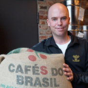 Kaffeebauer Timo Plötz aus Brasilien besucht regelmäßig Barista Simon Bayer im Crazy Sheep. Foto: Carolin Richter