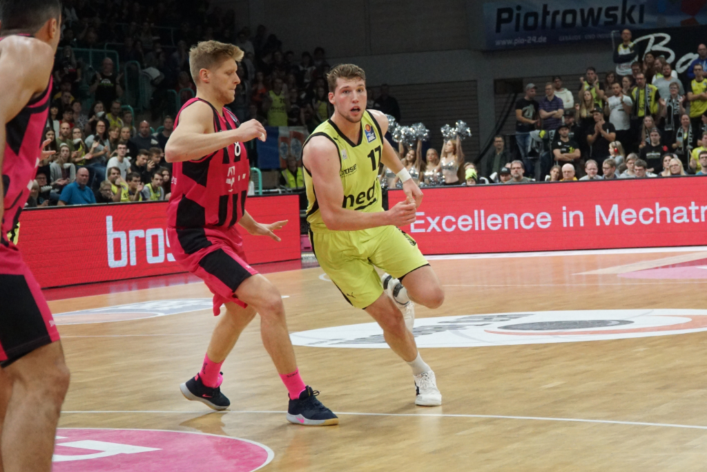 Lukas Meisner läuft sich gegen die Telekom Baskets Bonn frei (Saison 2018/19). Archiv: Frederik Eichstädt.