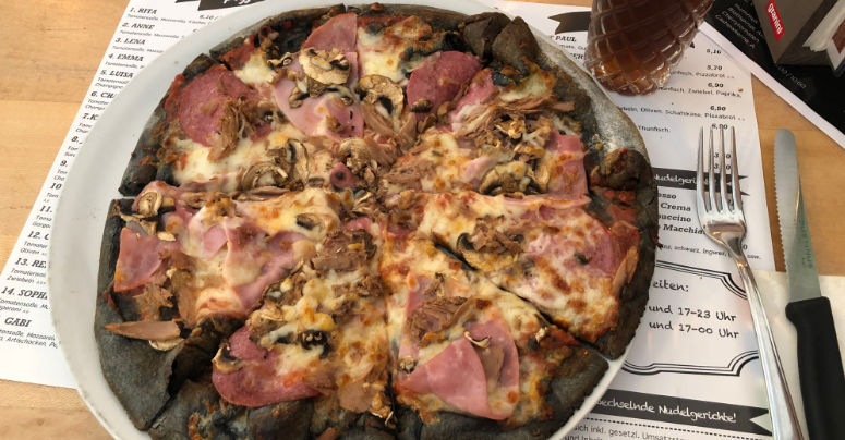 Aktivkohle-Pizza bei Holzofen in Bayreuth. Foto: Susanne Monz