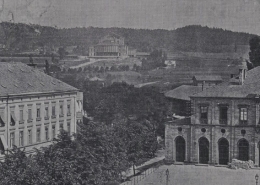 Blick auf das Festspielhaus im Jahr 1880. Im Vordergrund ist das alte Bahnhofsgebäude und das Bahnhofshotel zu sehen. Foto: Archiv Bernd Mayer.