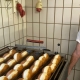 Meisterbäcker Michael Rindfleisch beim Krapfen backen. Foto: Oliver Riess