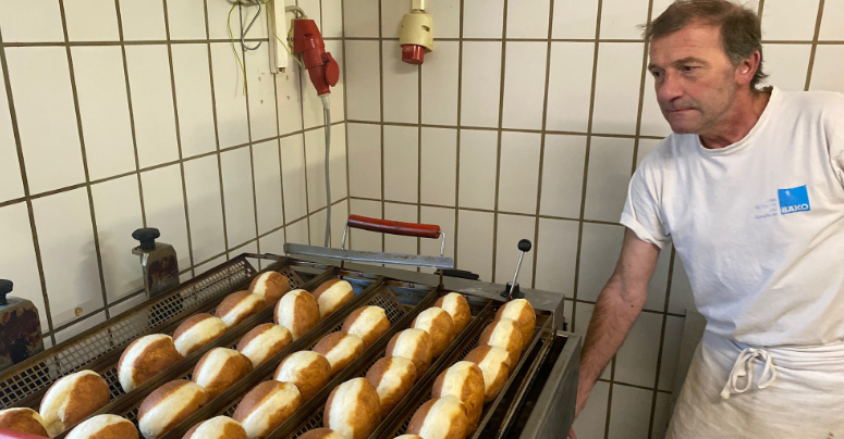 Meisterbäcker Michael Rindfleisch beim Krapfen backen. Foto: Oliver Riess
