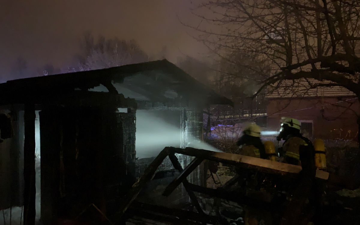 In Bayreuth haben zwei Gartenhütten gebrannt. Foto: Feuerwehr Bayreuth