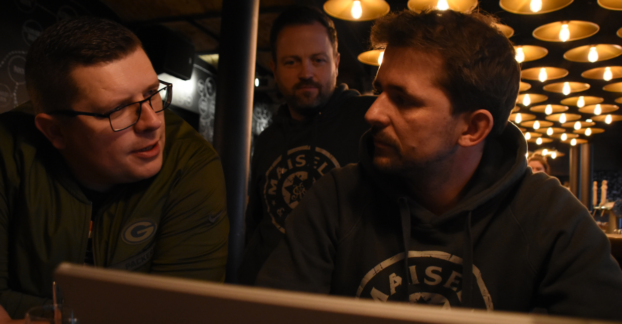 Camillo Tomanek (links), Michael König (Mitte) und Valentin Bräunlein (rechts) diskutieren über das neue BBQ-Bier der Brauerei Maisel & Friends. Foto: Christoph Wiedemann