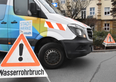 Wasserrohrbruch in Bayreuth. Die Alexanderstraße muss gesperrt werden. Foto: Christoph Wiedemann