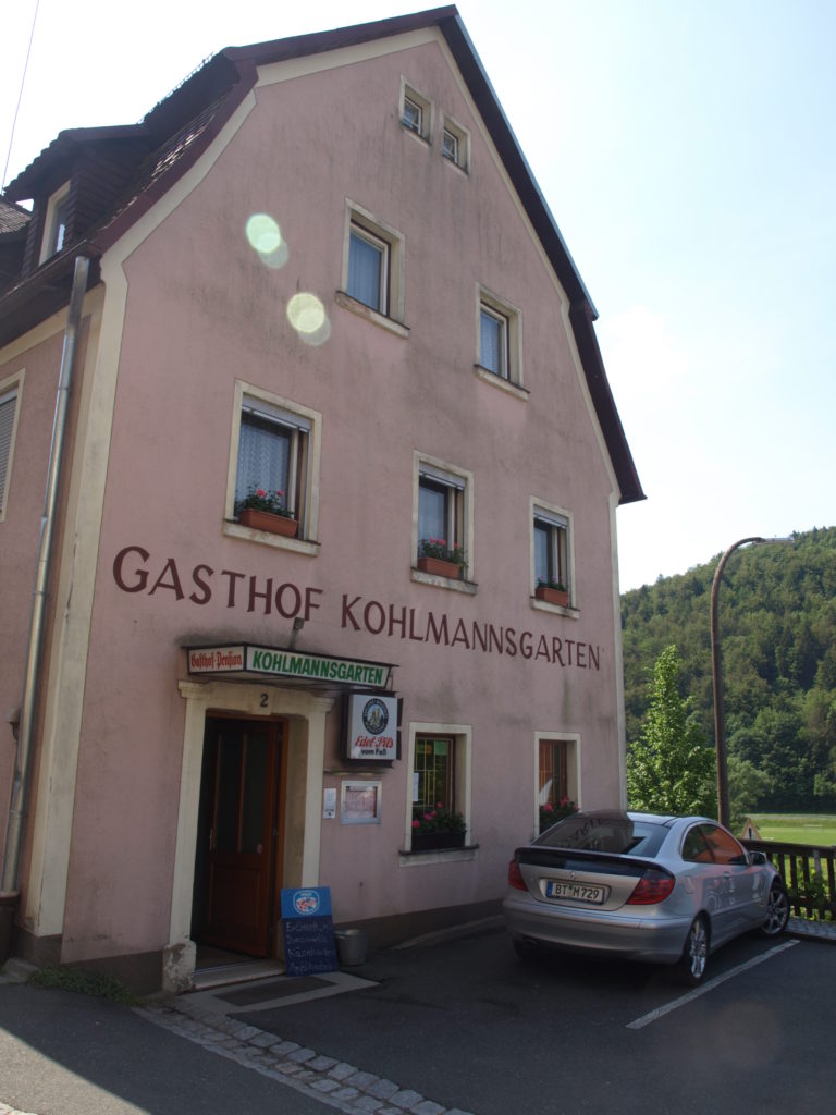 Den Gasthof Kohlmannsgarten gibt es immer noch. So kommt man hin: Von Sachsenmühle sind es nur vier Kilometer bis nach Muggendorf. Im Biergarten steht dort die sensationelle 300 Jahre alte Richard-Wagner-Linde, die den gesamten Biergarten überdeckt.