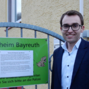 Tobias Haschka vorm Tierheim Bayreuth. Foto: Privat