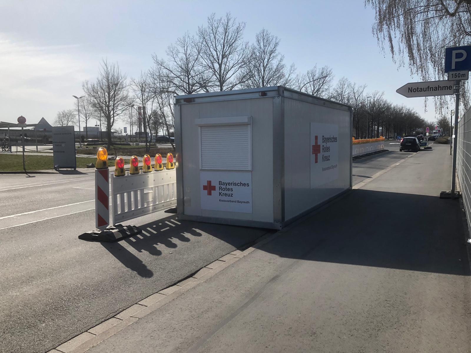 Das BRK stellt Container als Vorsorge vor das Klinikum Bayreuth. Foto: Tobias Schif/BRK Bayreuth