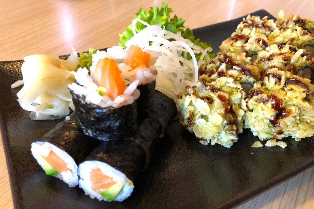 Maki mit Lachs und Avocado und eine Crunchy Roll mit der gleichen Füllung.