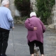 Zwei Senioren gehen spazieren. Symbolbild: Pixabay