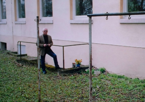 Heinz Leimenstoll steht vor der Treppe, die zu dem Bunker führt, in dem er damals den Bombenangriff überlebt hat. Foto: Privat
