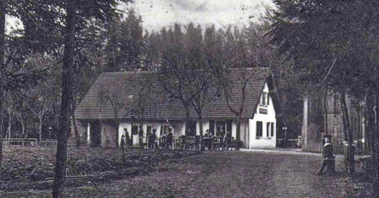 Wenige Tage, nachdem in der deutschen Kolonie Kamerun die deutsche Fahne gehisst wurde, benannten Festspielmitwirkende das Forsthaus um: 