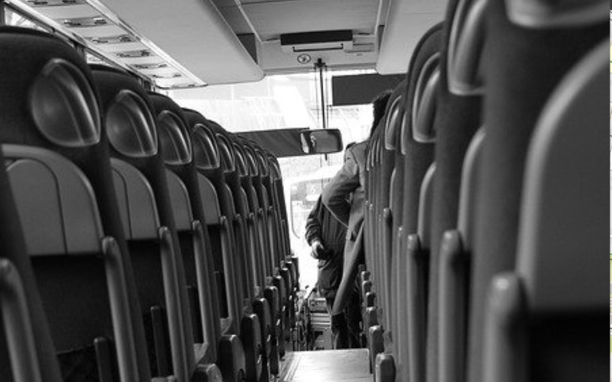 Auf der Rastanlage Frankenwald bei der A9 haben mehrere Menschen in Bussen keine Masken getragen. Symbolbild: Pixabay