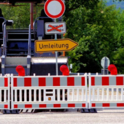 Die B303 in Bad Berneck ist ab Montag (21. Februar 2022) mehrere Wochen lang gesperrt. Der Verkehr wird umgeleitet. Symbolbild: pixabay