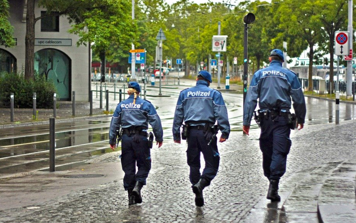 In Erlangen ist die Polizei an einer Schule im Einsatz. Am Freitagmorgen (27. Mai 2022) war von einer 