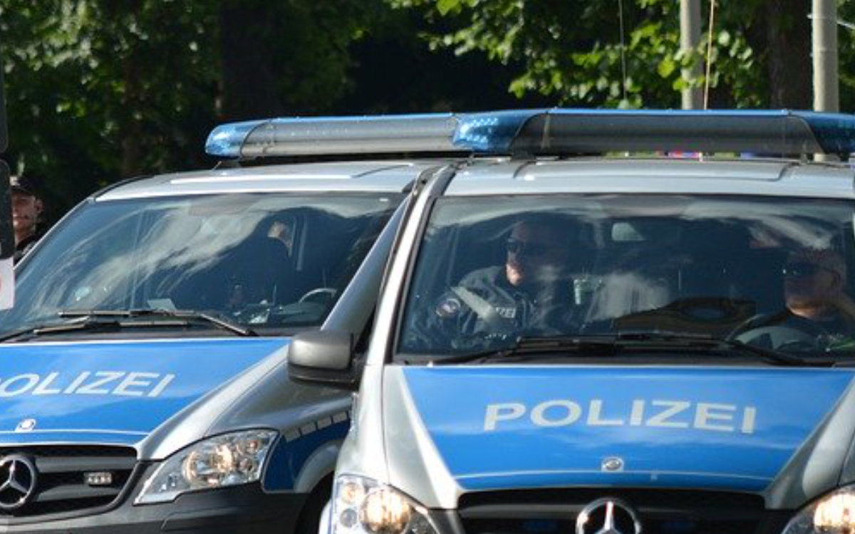 Polizisten haben wegen des Verdachts auf Hasskriminalität eine Wohnung im Landkreis Hof durchsucht. Symbolfoto: Pixabay