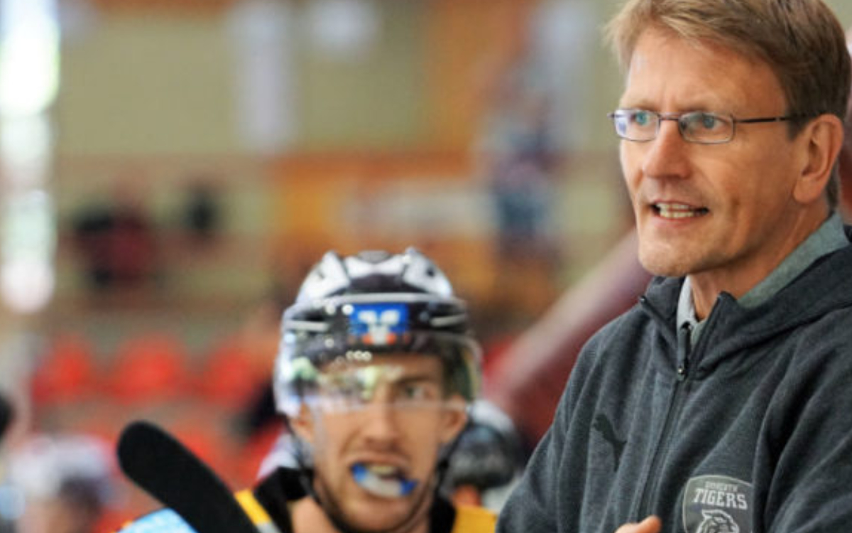 Cheftrainer Petri Kujala muss die Bayreuth Tigers verlassen. Für einen Nachfolger ist bereits gesorgt. Archivfoto: Alex Vögel