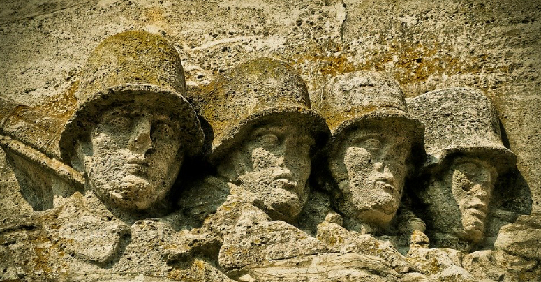 Ein Monument zeigt Soldaten im Zweiten Weltkrieg. Symbolbild: Pixabay