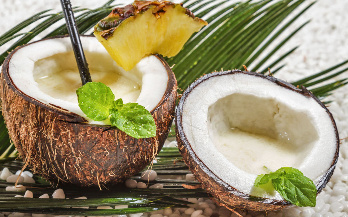Eine frische Kokosnuss aushöhlen und mit einer selbst gemixten Piña Colada auffüllen - das weckt Erinnerungen an tropische Urlaubserlebnisse. Foto: djd/BSI/thx