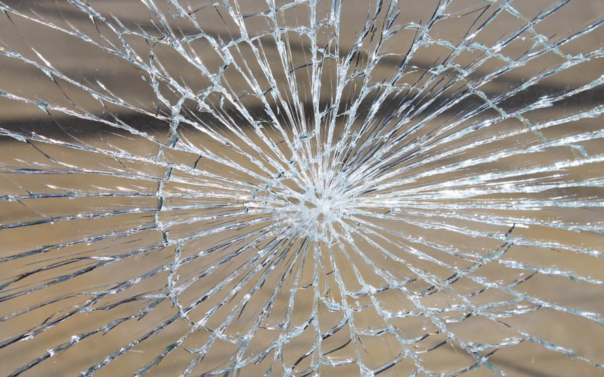 Die Fensterscheiben eines Bayreuther Abgeordnetenbüros wurden eingeworfen. Symbolfoto: Pixabay