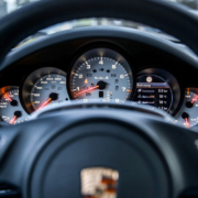 Ein Porsche-Fahrer ist den Einsatzfahrzeugen durch die Rettungsgasse gefolgt. Symbolbild: Pixabay
