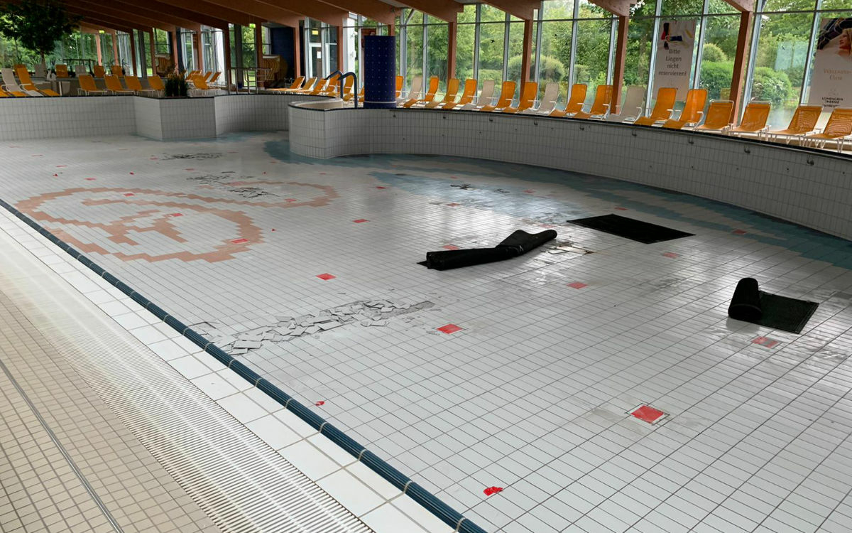 Das große Becken ist leer. Fliesen liegen abgeschlagen auf dem Boden. Foto: Katharina Adler