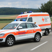 Rettungsdienst und Hubschrauber am Unfallort. Symbolfoto: pixabay