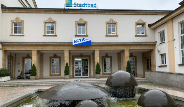 Immer mehr Stimmen werden laut, die sich gegen eine Schließung des Stadtbads in Bayreuth aussprechen. Archivfoto: Katharina Adler