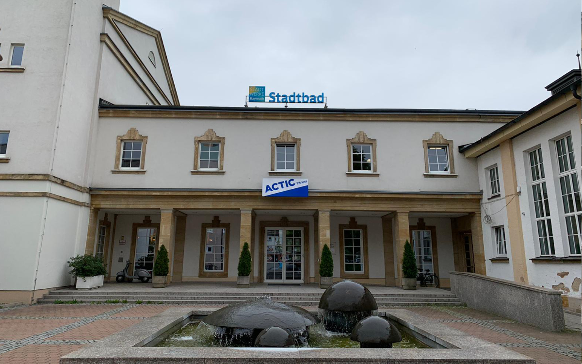 Steht das Stadtbad Bayreuth vor dem Aus? Der Aufsichtsrat der Stadtwerke Bayreuth hat am Donnerstag getagt. Archivfoto: Katharina Adler