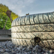 Ein Mercedes hat auf der A73 in Oberfranken einen Vorderreifen verloren. Symbolbild: Pixabay