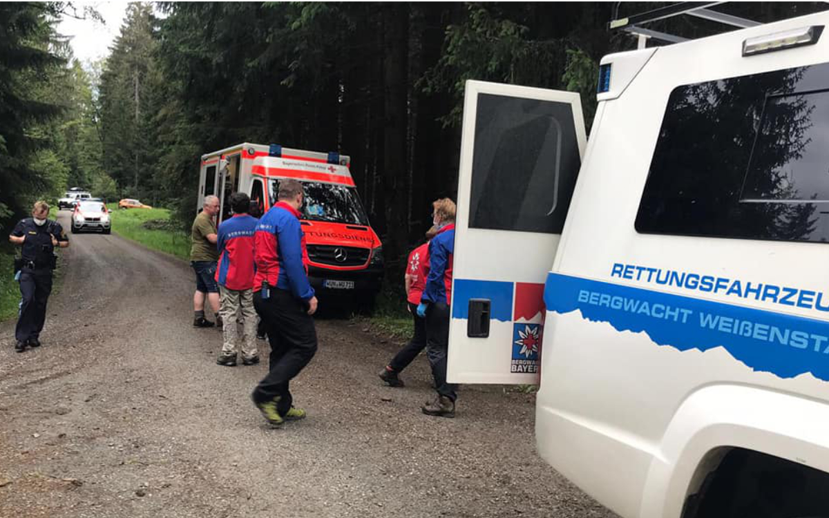 Am Schneeberg im Fichtelgebirge hat die Bergwacht eine Frau gerettet. Sie war mit ihrem E-Bike gestürzt. Foto: Bergwacht Weißenstadt