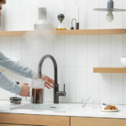 Chic und praktisch: Ein Kochendwasserhahn spart Zeit, Energie und Wasser in der Küche. Foto: djd/Quooker