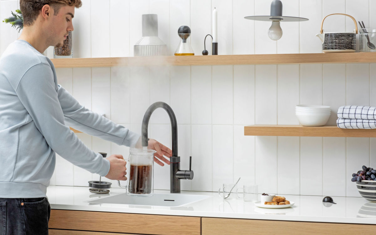 Chic und praktisch: Ein Kochendwasserhahn spart Zeit, Energie und Wasser in der Küche. Foto: djd/Quooker