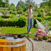 Regenfasspumpen zum Bewässern des eigenen Gartens gibt es bei Gardena. Foto: Gardena GmbH