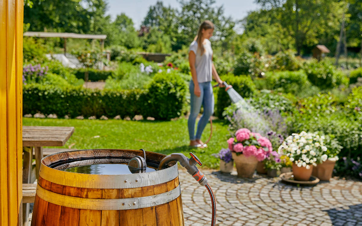Regenfasspumpen zum Bewässern des eigenen Gartens gibt es bei Gardena. Foto: Gardena GmbH