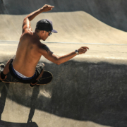 Ein Mann fährt in einem Skatepark Skateboard. Foto: pixabay