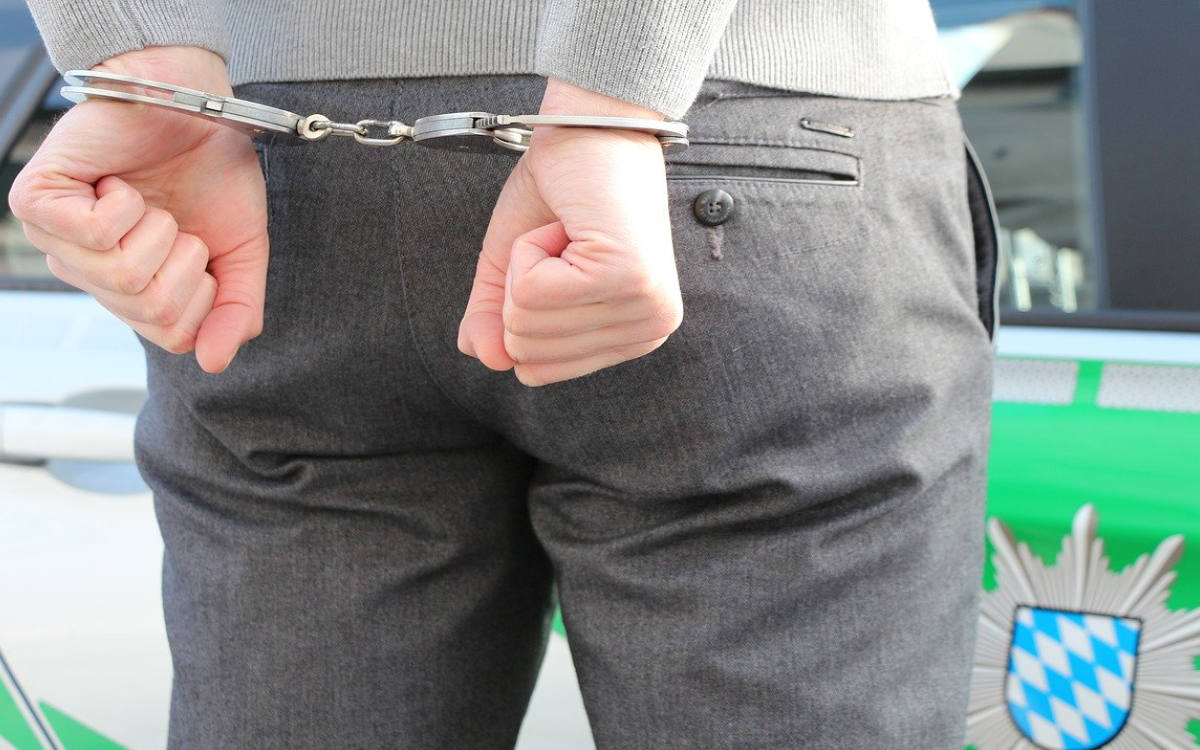Nach einem Einbruch und Autodiebstahl im Landkreis Hof konnte ein Tatverdächtiger festgenommen werden. Symbolfoto: pixabay