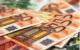 Die Polizisten entdeckten auf der Rastanlage in Oberfranken eine große Menge Bargeld in einem Auto. Symbolbild: Pixabay
