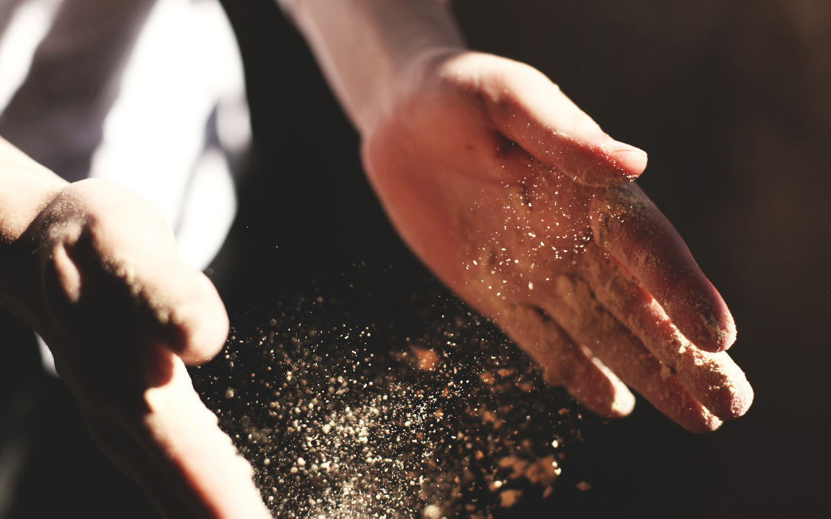 Ein Handwerker befreit seine Hände vom Staub. Foto: pixabay