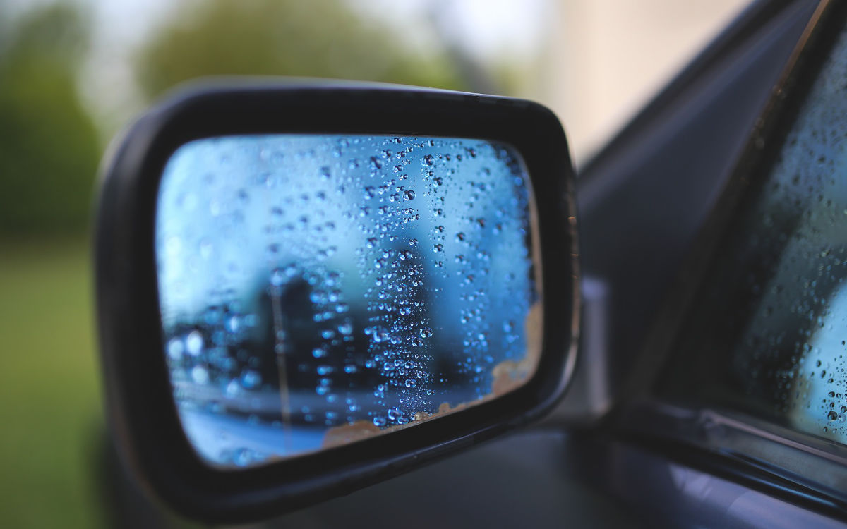 Ein Betrunkener hat sich in Bayreuth an den Spiegeln von über 30 Autos vergriffen. Foto: pixabay