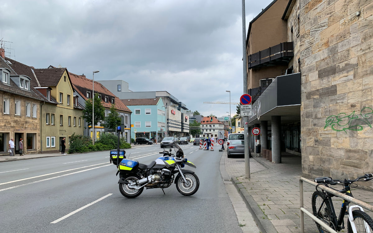 Der Radentscheid Bayreuth baut den Pop-up-Radweg auf. Foto: Katharina Adler
