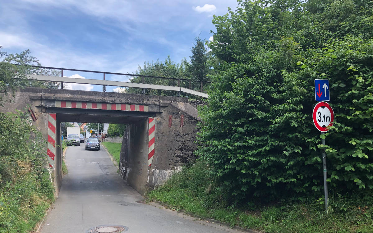 Die Eisenbahnbrücke in Oberkonnersreuth soll erneuert werden. Foto: Ricarda Schoop