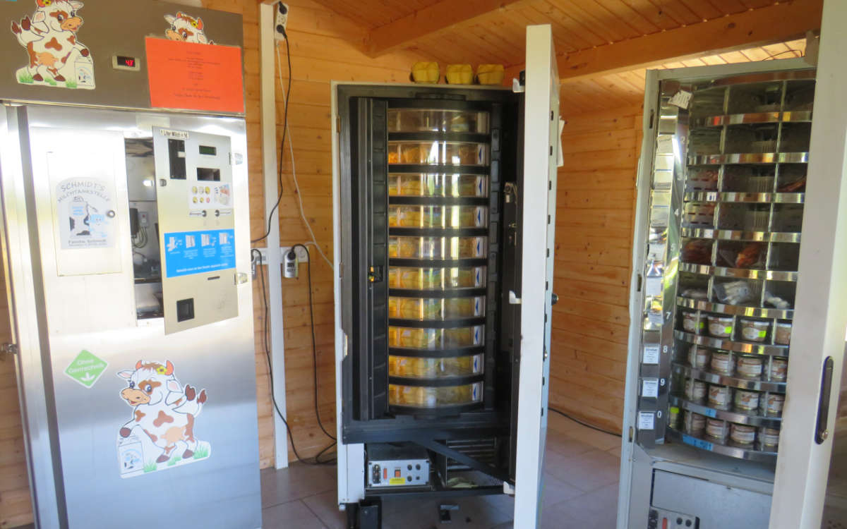 Automaten einer Milchtankstelle in Oberfranken sind geknackt worden. Foto: Polizei
