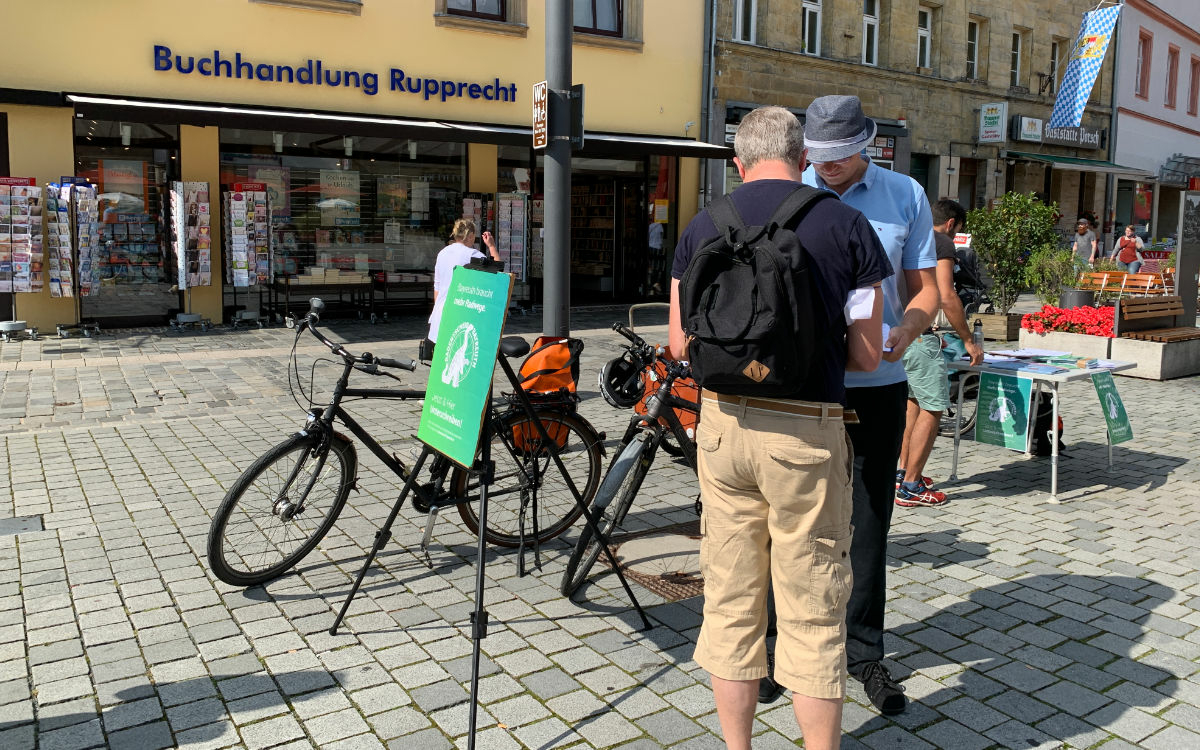 Der Radentscheid Bayreuth sammelt Unterschriften für ein Bürgerbegehren auf dem Stadtparkett. Foto: Katharina Adler