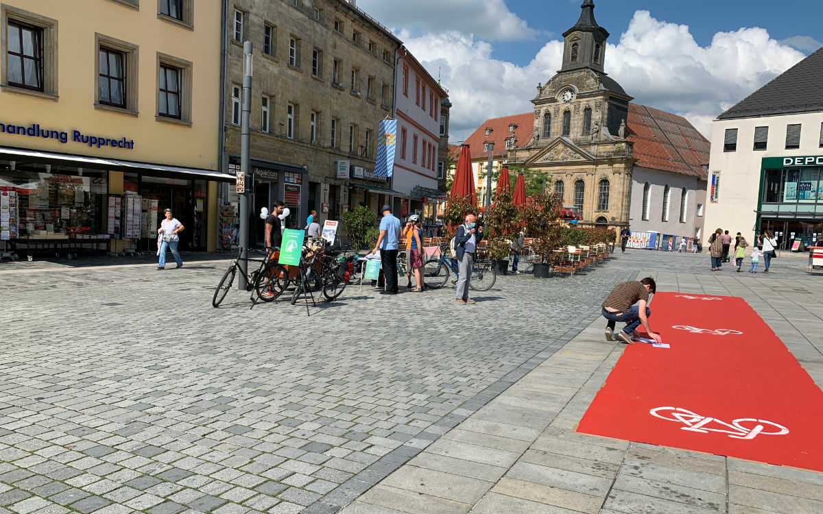 Der Radentscheid Bayreuth sammelt Unterschriften für ein Bürgerbegehren auf dem Stadtparkett. Foto: Katharina Adler