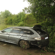 Bei einem Unfall im Kreis Hof ist ein BMW über den Lärmschutzwall geflogen. Foto: Verkehrspolizei Hof