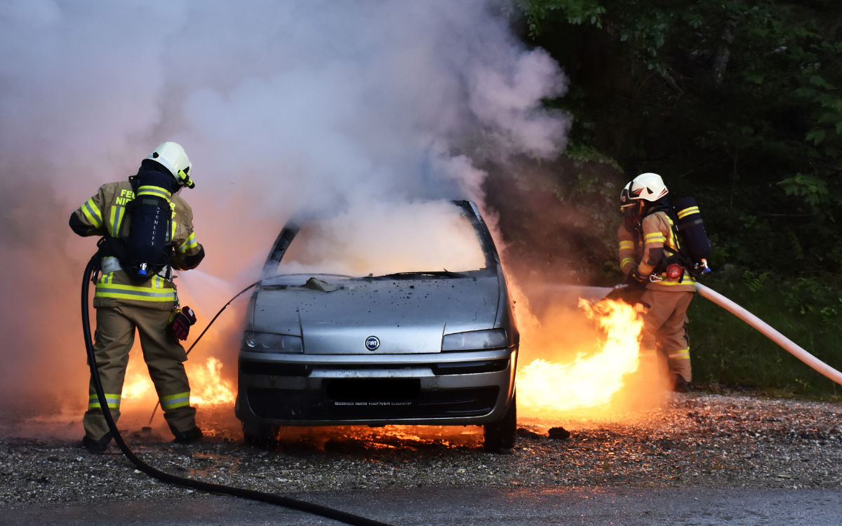 Ein Auto hat auf der A9 bei Trockau lichterloh gebrannt. Keiner wollte helfen. Symbolbild: pixabay